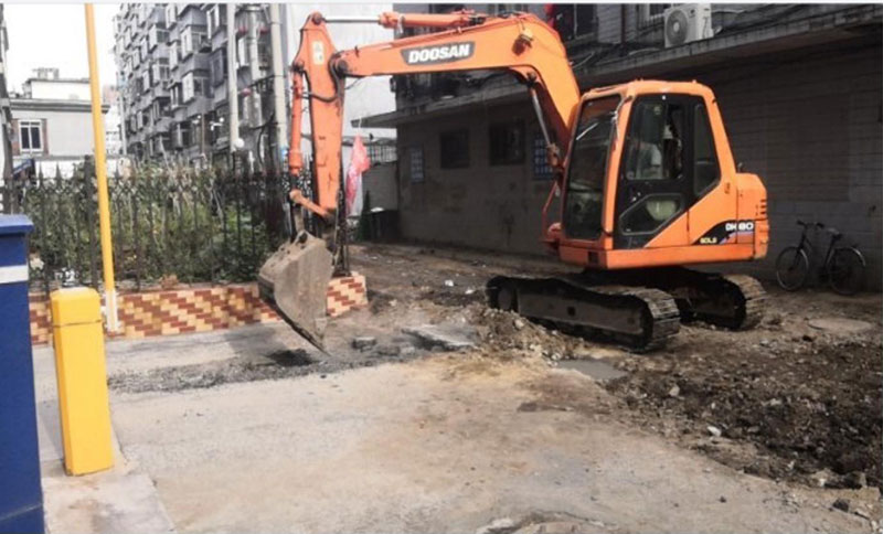 4机械设备工作现场.jpg